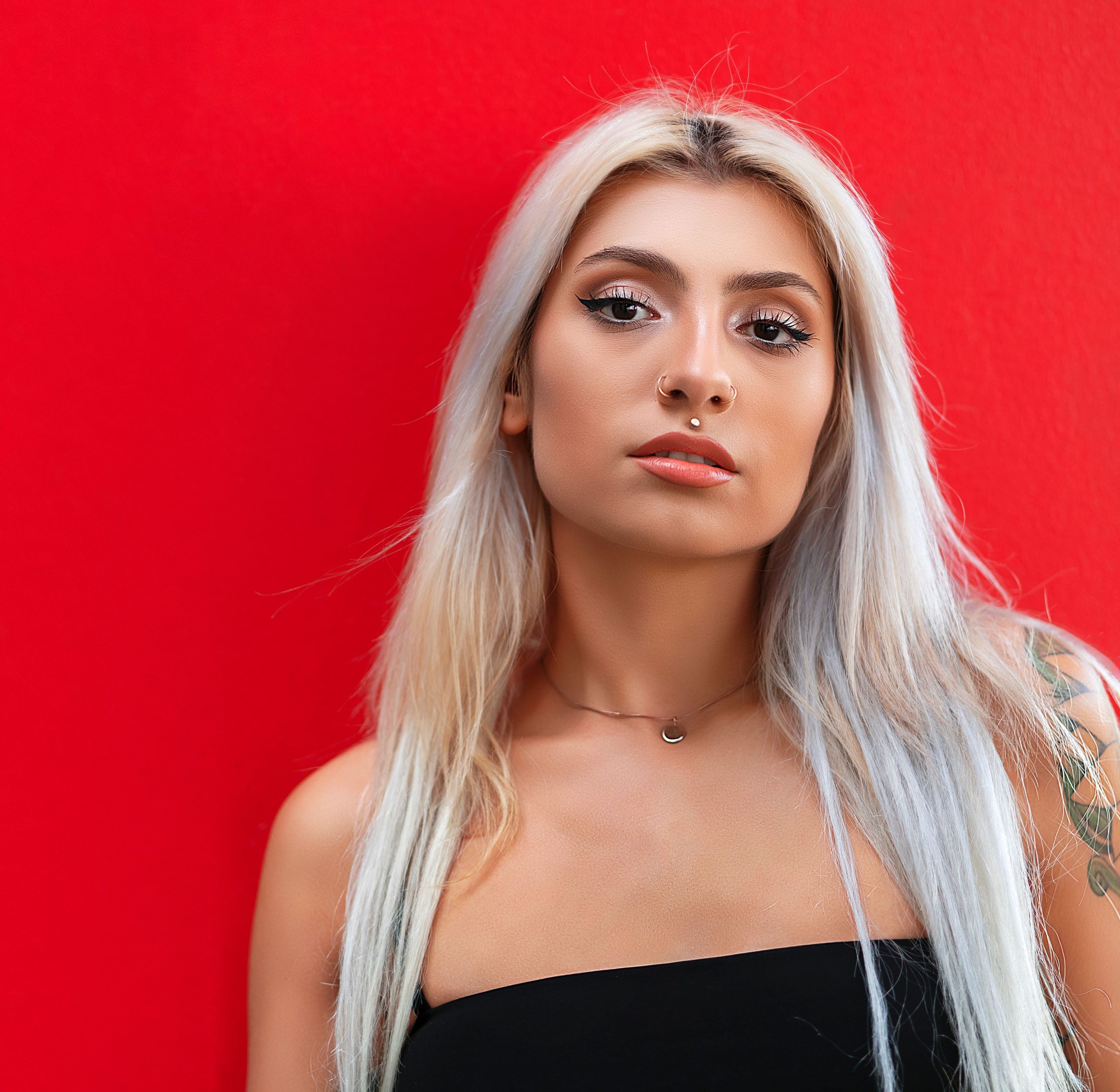 Deux mèches posées dans une corbeille : à gauche un blond miel, à droite un blond platine